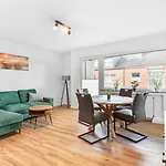 Daire 24-7 Living -
